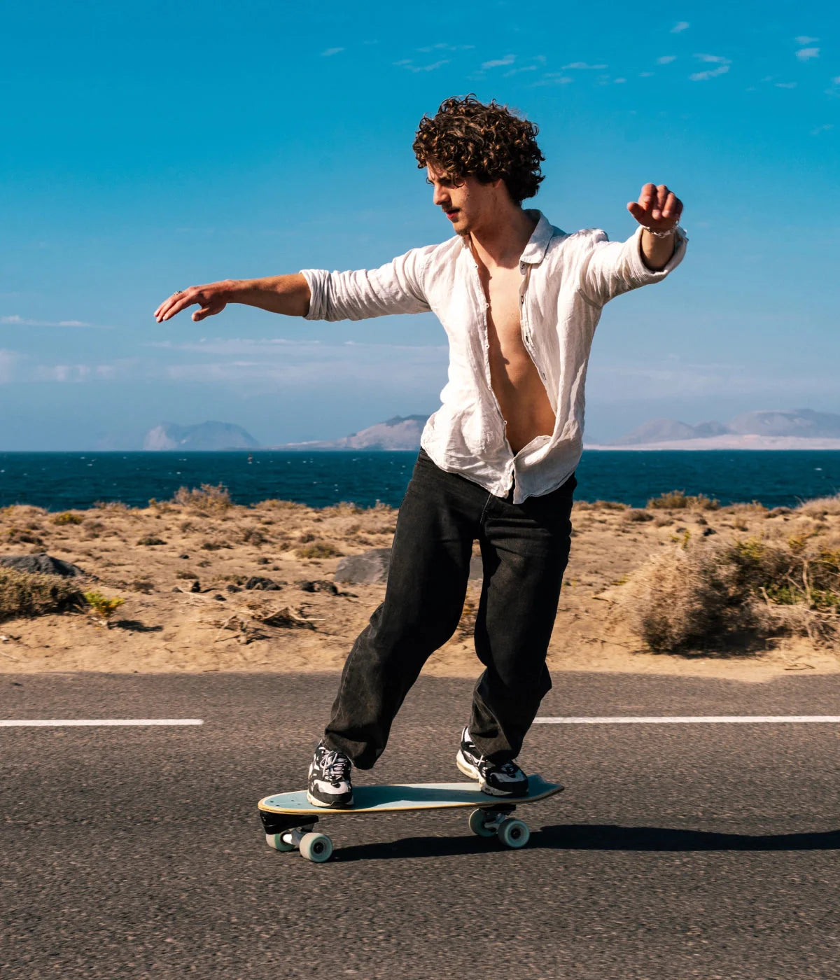 un jeune garçon en train de faire du surfkate à lanzarote